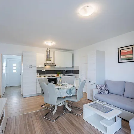 Darko, * Pjescana Uvala