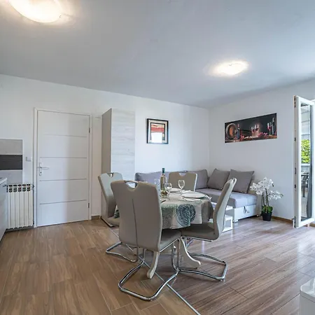 Darko, Apartament Pjescana Uvala